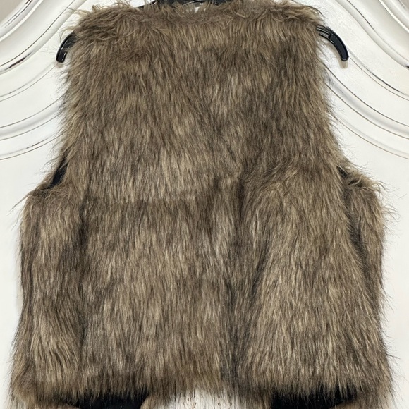 Fun Faux Fur Vest - Picture 5 of 6